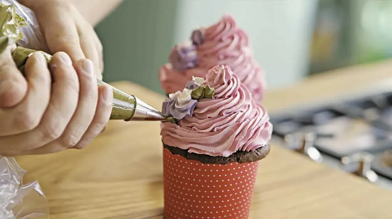 Jak udekorować babeczki kremem: proste techniki i inspiracje Jak udekorować babeczki kremem: proste techniki i inspiracje