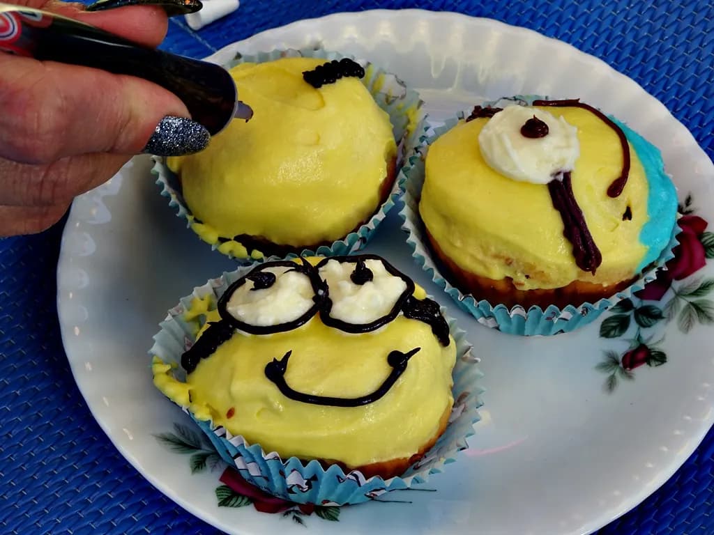 Jak udekorować babeczki pisakami - proste triki i pomysły na dekoracje Jak udekorować babeczki pisakami - proste triki i pomysły na dekoracje