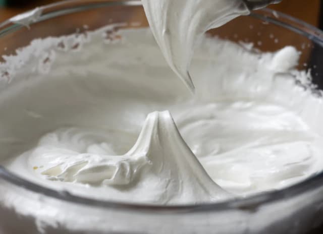 Dlaczego beza w szarlotce opada? Oto najczęstsze przyczyny i rozwiązania Dlaczego beza w szarlotce opada? Oto najczęstsze przyczyny i rozwiązania