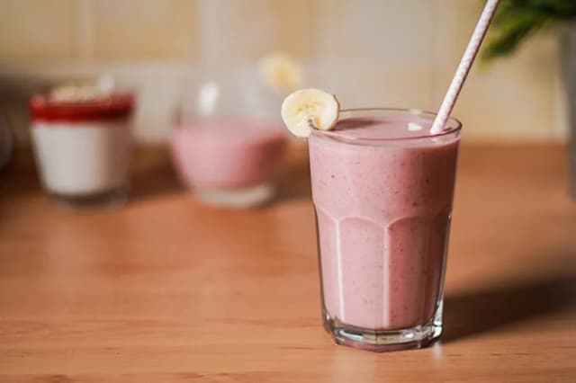 Prosty przepis na domowy jogurt owocowy – zdrowy i smaczny w kilka kroków Prosty przepis na domowy jogurt owocowy – zdrowy i smaczny w kilka kroków