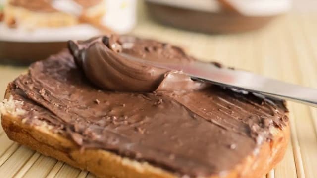 Prosty przepis na polewę z Nutelli – idealna do deserów i wypieków Prosty przepis na polewę z Nutelli – idealna do deserów i wypieków