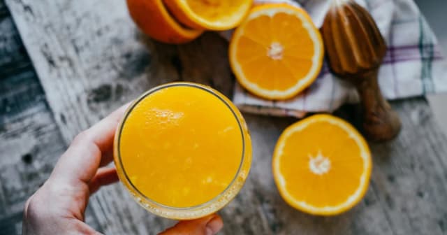 Sok z pomarańczy na co pomaga? Odkryj jego niesamowite korzyści zdrowotne Sok z pomarańczy na co pomaga? Odkryj jego niesamowite korzyści zdrowotne