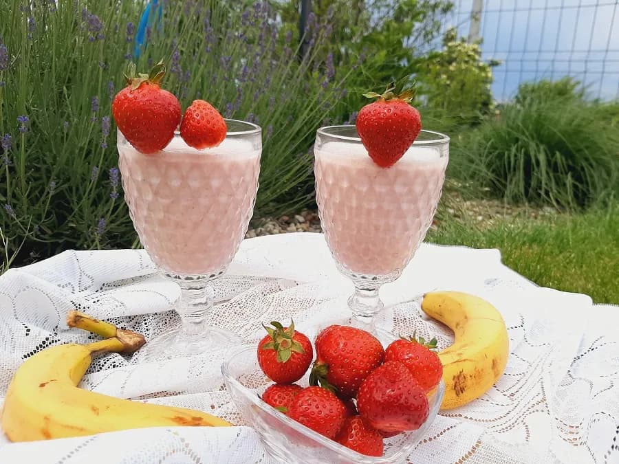 Pyszny koktajl bananowo-truskawkowy – proste przepisy na lato Pyszny koktajl bananowo-truskawkowy – proste przepisy na lato