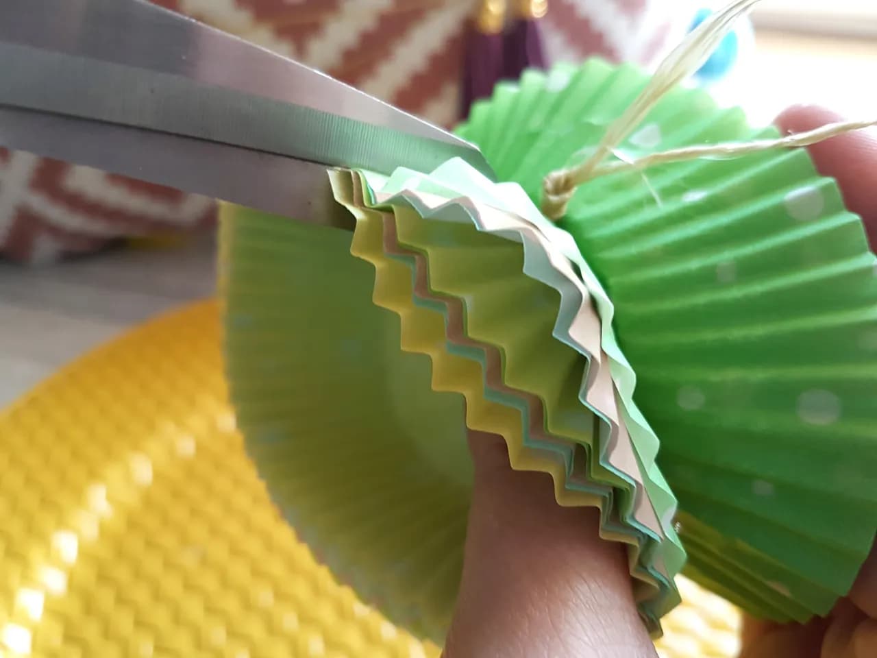 Jak łatwo zrobić papilotki do muffinek krok po kroku – poradnik DIY Jak łatwo zrobić papilotki do muffinek krok po kroku – poradnik DIY