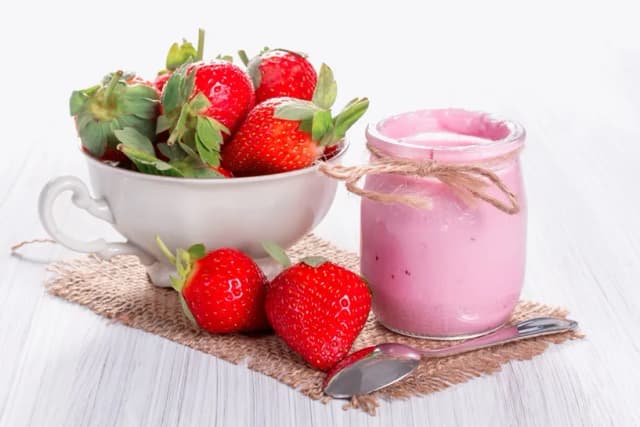 Czy jogurt owocowy jest zdrowy? Wady, korzyści i prawda o cukrze Czy jogurt owocowy jest zdrowy? Wady, korzyści i prawda o cukrze