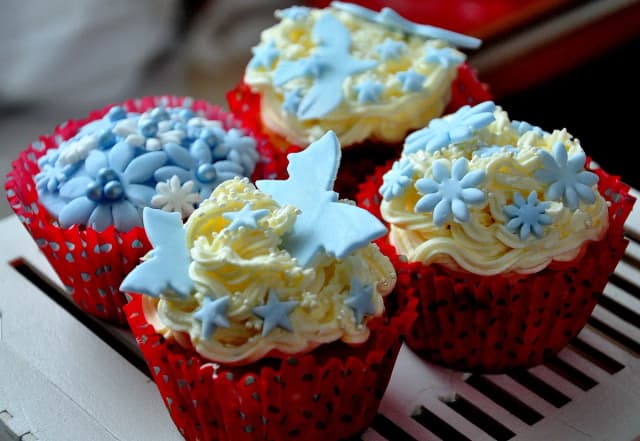 Jak ozdobić babeczki bez kremu? Odkryj kreatywne pomysły na dekoracje Jak ozdobić babeczki bez kremu? Odkryj kreatywne pomysły na dekoracje