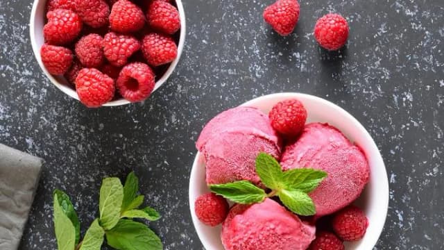 Jak zrobić sorbet malinowy - prosta receptura, która zachwyci smakami Jak zrobić sorbet malinowy - prosta receptura, która zachwyci smakami